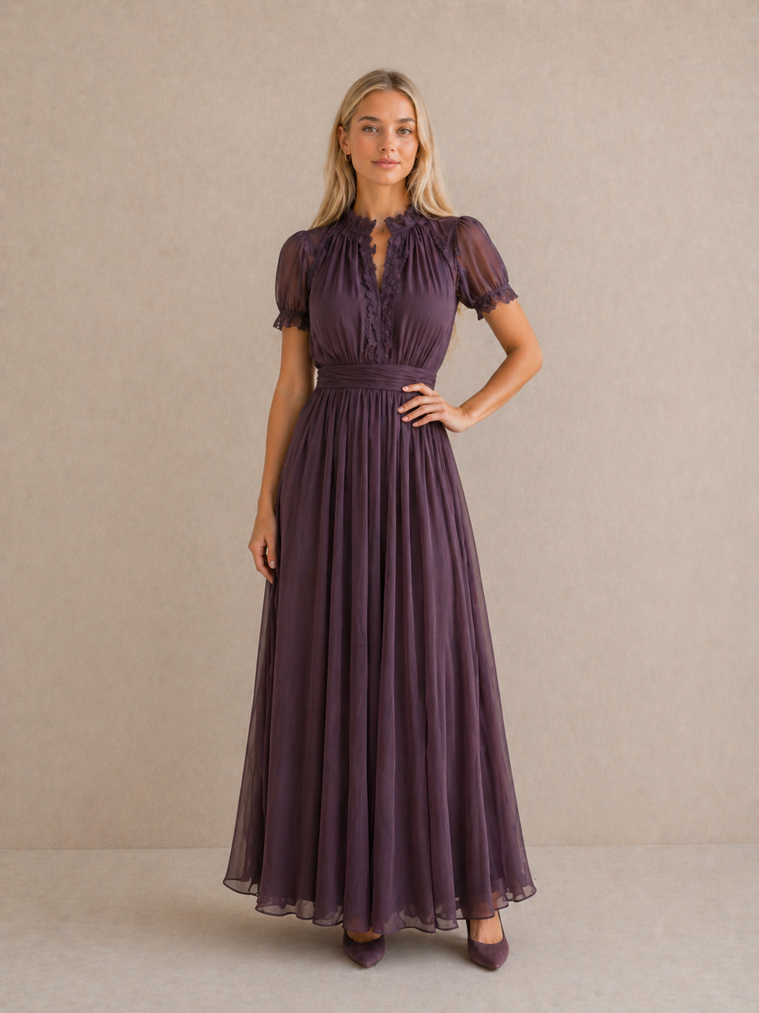 Mara | Robe Longue Élégante Violet Col Goutte Dentelle