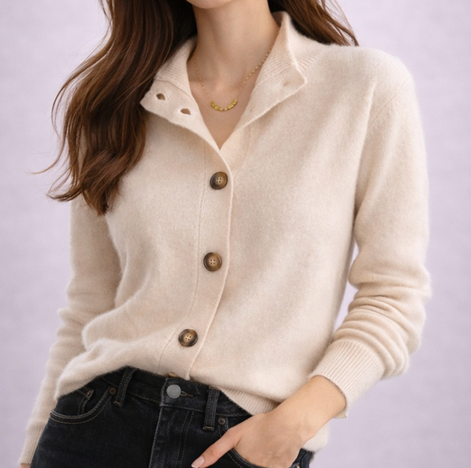 Élise – Pull en maille douce avec boutons frontaux et col classique